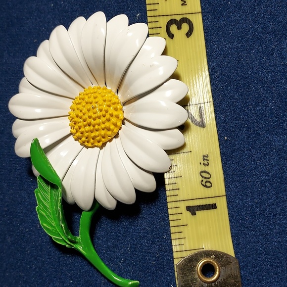 Vintage Daisy Brooch - Picture 2 of 2
